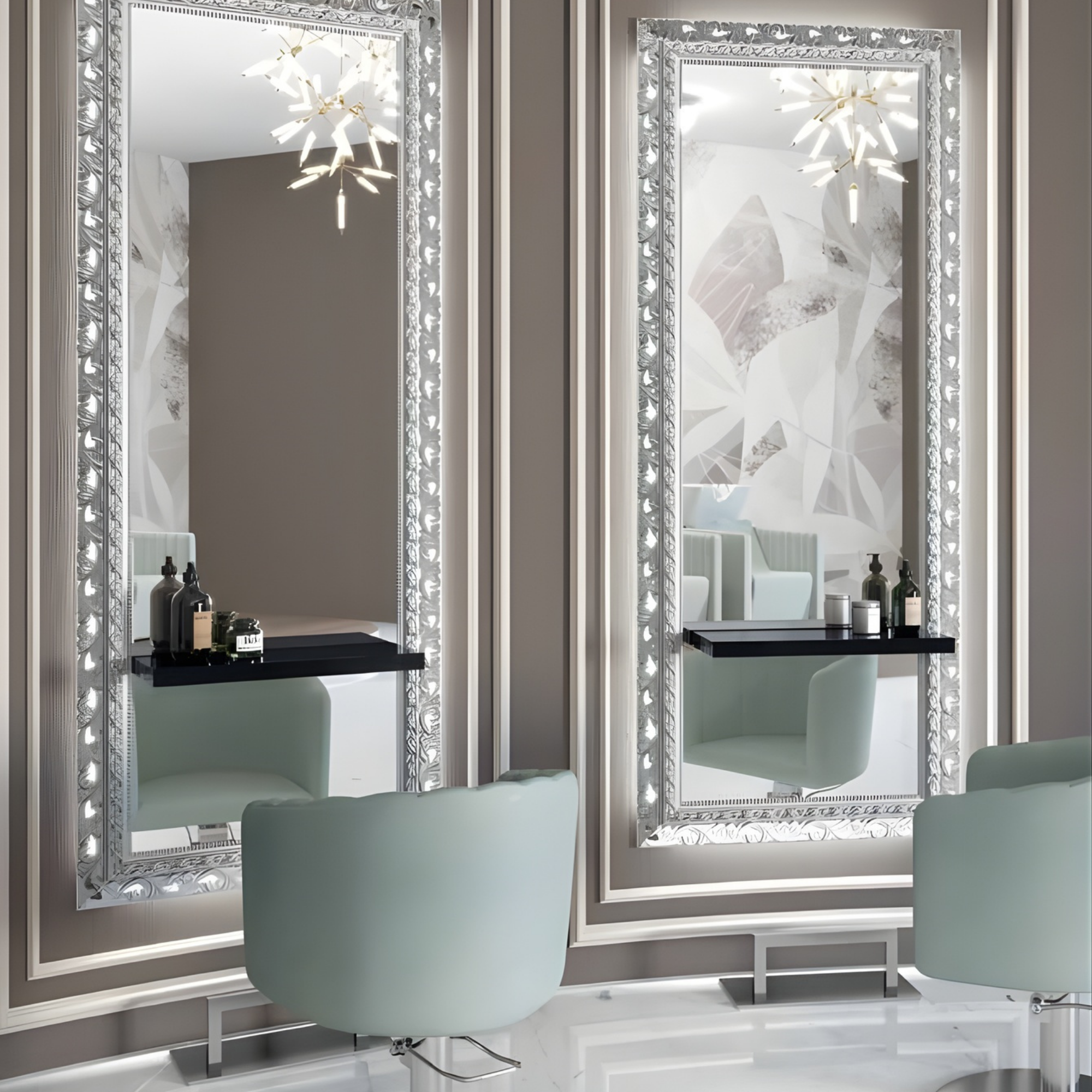 svijetloplave frizerske stolice ispred velikih dekorativnih ogledala s LED okvirom u elegantnom salonu